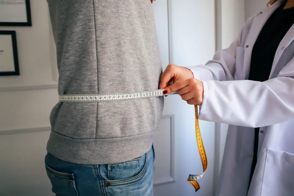 Derékkörfogat mérése mérőszalaggal, testösszetétel-vizsgálat része