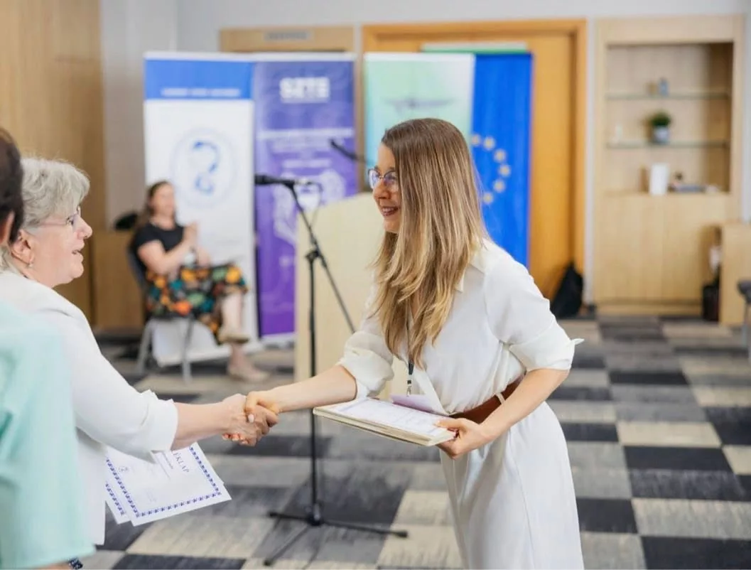 Dr. Nemes Alexandra elismerést vesz át a Rozsnyai Mátyás Emlékversenyen