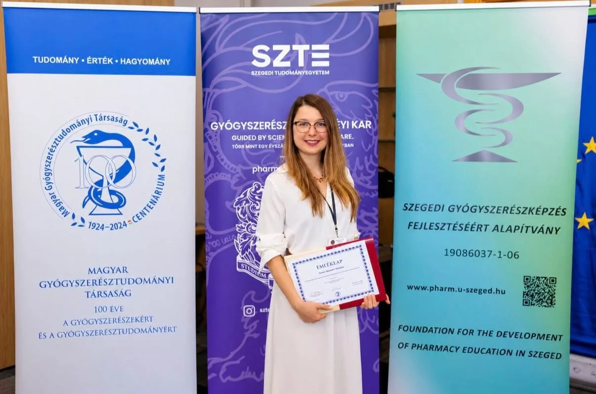 Dr. Nemes Alexandra az emléklappal a Rozsnyai Mátyás Emlékversenyen